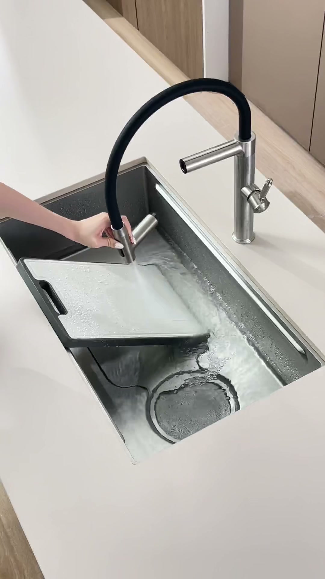 Flexible hand spray rinsing the wide 304 stainless steel workstation sink